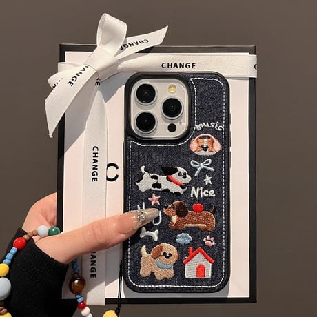 刺繡犬ちゃん iPhone16/16Proケース デニム素材 iPhone15Pro/14/13pro/12ケース 大人可愛い 耐久性[M4722]