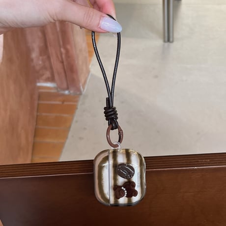 熊ちゃんデコ AirPodsPro3ケース 皮ストラップ コーヒー豆 Airpods4/3ケース  AirpodsPro2/Pro1カバー  茶色 横縞模様 可愛い [M5942]