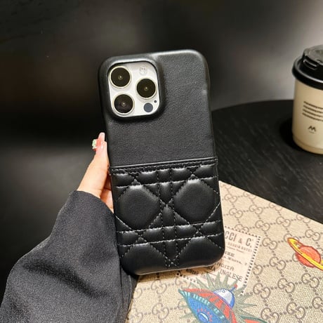キルティングエンボス iPhone15/15proケース カード収納  iphone14/13/12proカバー レザー 高級感 セレブ愛用[M3591]