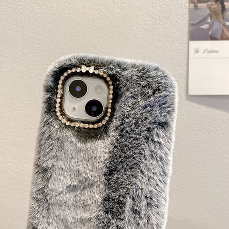 ふわふわファー iPhone15/15proケース ストーンデコカメラ 柔らかいiPhone14pro/13/12カバー 秋冬にピッタリ[M3692]