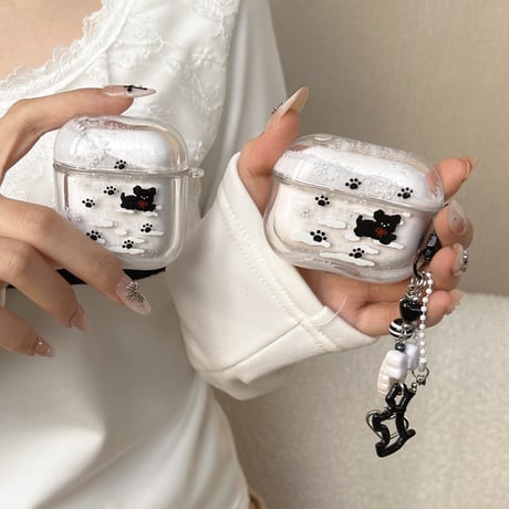 雪で遊ぶ犬ちゃん Airpods4/Pro3ケース 流れ砂入り Airpods 3カバー  AirpodsPro2/1  キーホルダー付 可愛すぎ ギフトにおすすめ [M6072]