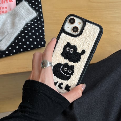 ファー 黒猫ちゃん アイフォン16Pro/15ケース  刺繡入り iphone14/13pro/12/11カバー シック  秋冬トレンド人気 [M3795]