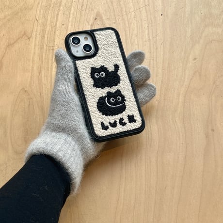 ファー 黒猫ちゃん アイフォン16Pro/15ケース  刺繡入り iphone14/13pro/12/11カバー シック  秋冬トレンド人気 [M3795]