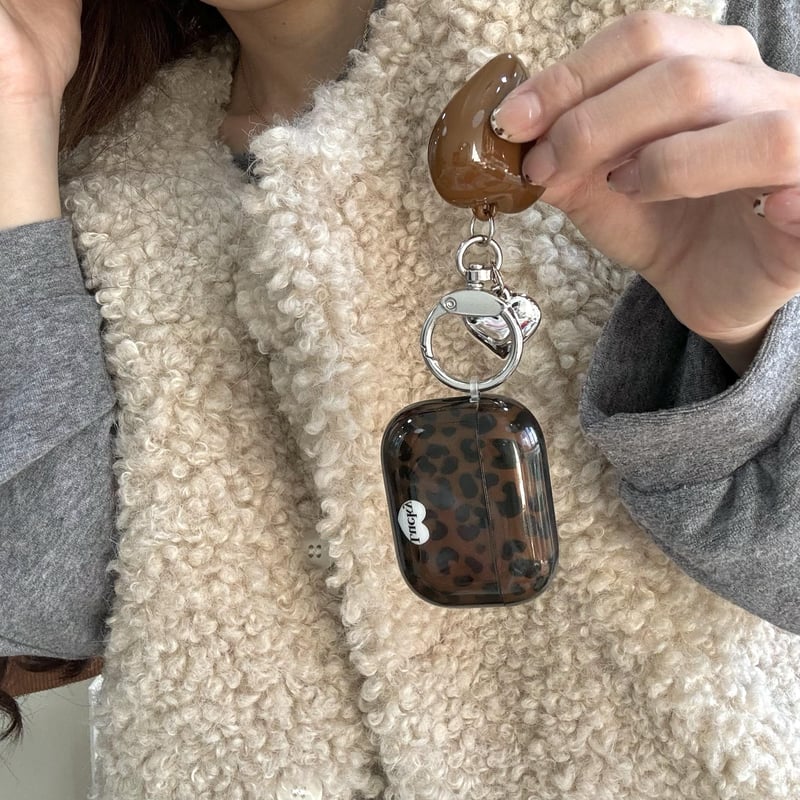 チョコレート色 Airpods 4ケース ヒョウ柄 ハートキーホルダー