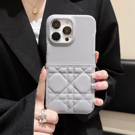 キルティングエンボス iPhone15/15proケース カード収納  iphone14/13/12proカバー レザー 高級感 セレブ愛用[M3591]