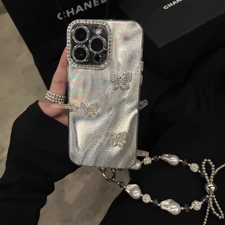 女子力アップ iPhone16Pro/16ケース 蝶々デコ 宝石ストラップ付 iPhone15promax/14/13/12カバー キラキラ ギフトに最適 [M4704]