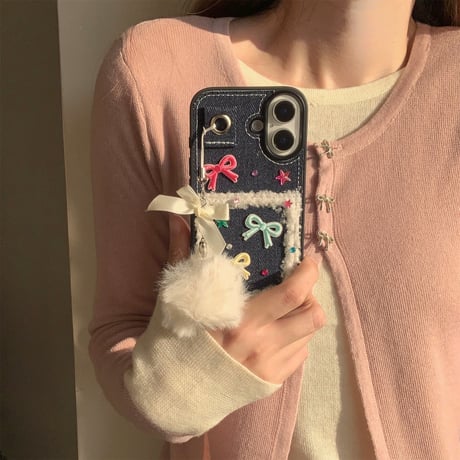カート収納 iPhone16/16Proケース 刺繡リボン 毛玉ストラップ付 iPhone15Promax/14/13カバー デニム  耐衝撃 女子力高い[M4891]