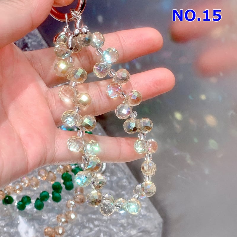 iPhone16」クリスタル ストラップ バックチャーム 高級感 キラキラ