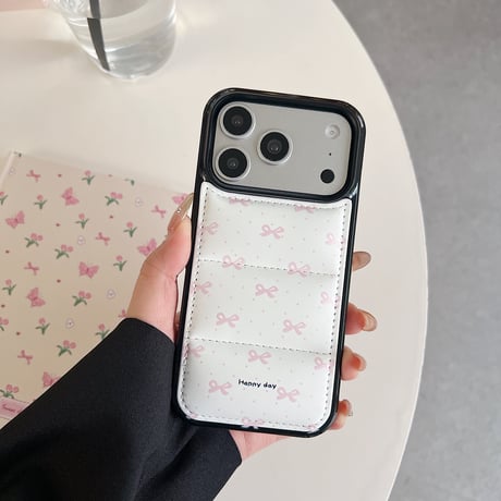リボン柄ダウンジャケット風 iPhone17Pro/17ケース 上品 頑丈 iPhone16Pro/15カバー 冬に人気 [M5778]