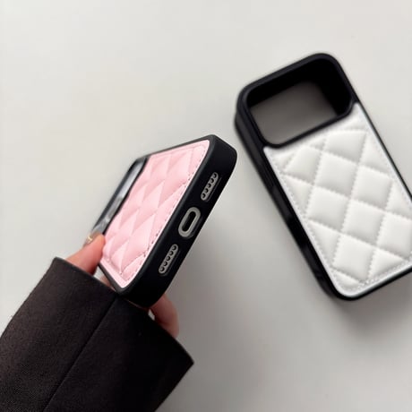 高級感 iPhone17Pro/17ケース キルティングデザイン iPhone16/15promax/14/13proカバー 上品 オシャレ セレブ愛用[M5876]