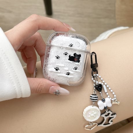 雪で遊ぶ犬ちゃん Airpods4/Pro3ケース 流れ砂入り Airpods 3カバー  AirpodsPro2/1  キーホルダー付 可愛すぎ ギフトにおすすめ [M6072]