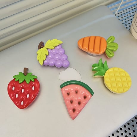 果物スマホグリップ スタンド イチゴ/スイカ/ブドウ/パイナップル/ニンジン かわいい 可愛い  ギフトにおすすめ[M3164]