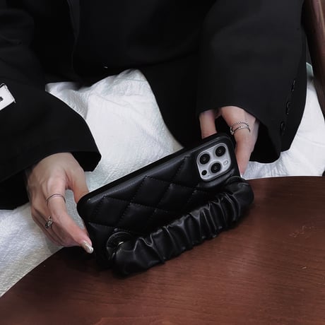 ベルト持ち手付 iphone13/13promaxケース  高品質 iphone12pro/11カバー  可愛い 黒色系 女子力アップ  手さわりいい頑丈M1033