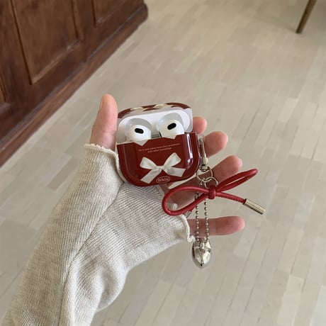 リボン柄 Airpods4ケース  めっちゃ可愛い ハートチャーム付 Airpodspro2/proカバー Airpods3 ワインレッド 高級感おしゃれ[M4744]