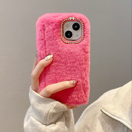 ふわふわファー iPhone15/15proケース ストーンデコカメラ 柔らかいiPhone14pro/13/12カバー 秋冬にピッタリ[M3692]