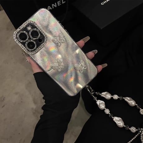 女子力アップ iPhone16Pro/16ケース 蝶々デコ 宝石ストラップ付 iPhone15promax/14/13/12カバー キラキラ ギフトに最適 [M4704]