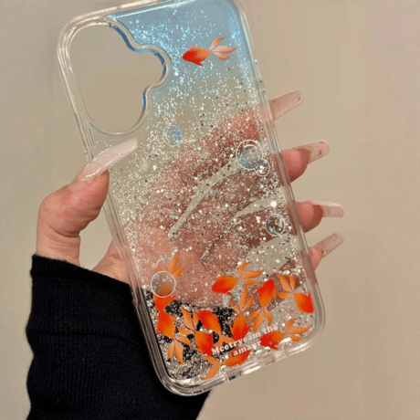 泳ぐ金魚 iPhone17/17Proケース 液体 動くキラキララメ iPhone16Pro/15/14カバー 丈夫 ストレス発散 ギフトにおすすめ [M6305]