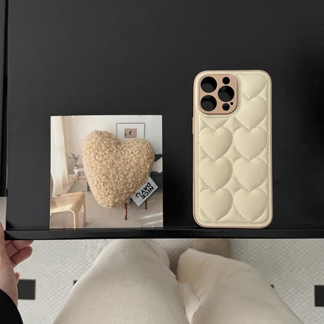 ハート柄ダウンっぽい iphone15/15Proケース もこもこハートグリップ iphone14/13Pro/12カバー キルティング トレンド感 ギフト最適[M3743]