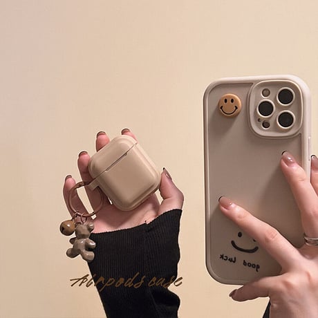 【Airpods 4】シンプル airpods第3世代保護ケース  無地 落ち着いた色 airpodsプロカバー  熊キーホルダー付き 上品  ファッションM1461