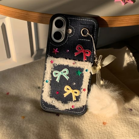 カート収納 iPhone16/16Proケース 刺繡リボン 毛玉ストラップ付 iPhone15Promax/14/13カバー デニム  耐衝撃 女子力高い[M4891]