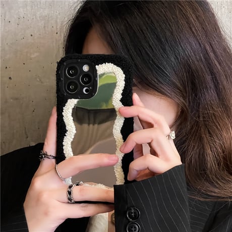 鏡付ファー iPhone15/15Proケース うねうね iPhone14Pro/13/12Proカバー 秋冬人気 便利 シック ギフトに最適[M3677]