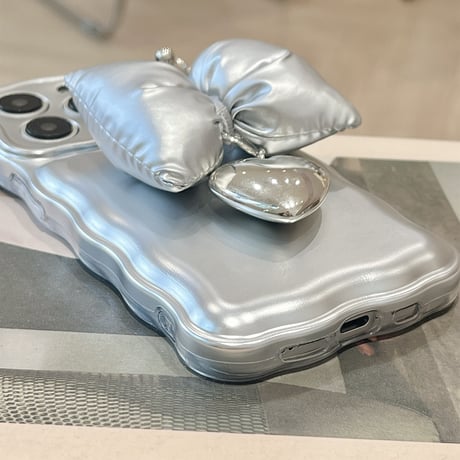 リボンチェーン付 iPhone15/15proケース うねうね シルバーiPhone14pro/13/12カバー 高級感 シック M4172]
