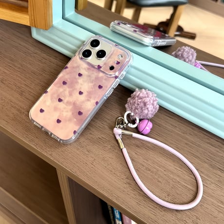 ラベンダーに合う iPhone17/17Proケース ハート柄 iPhone17ProMax/16/15proケース ぼかし染め 毛玉ストラップ 光沢感 女子力アップ [M5720]