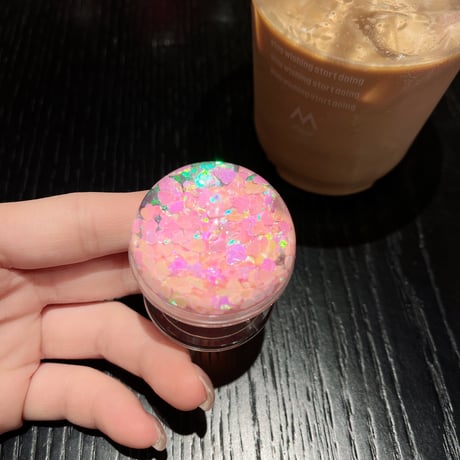動くグリッタースマホグリップ キラキラ 綺麗 マグネット式/粘着タイプ 便利 おしゃれ 可愛い ギフトに最適[M4950]