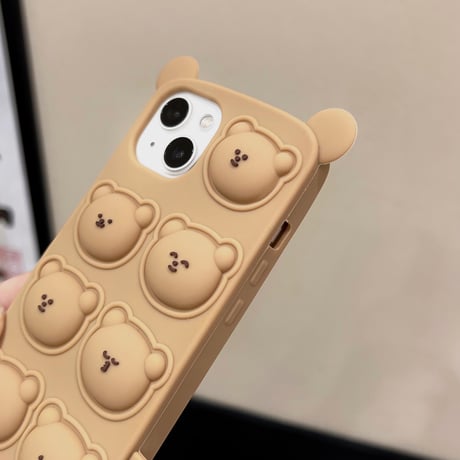 プッシュポップ熊 iPhone15/15proケース スクイーズ玩具 iPhone14pro/13/12カバー ストレス解消 可愛いアクセサリー付き M4189]