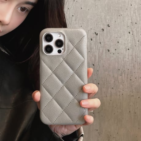 レザーキルティング iPhone15/15Proケース  高級感 iPhone14Pro/13Proカバー 茶色系 菱形 ギフトに最適[M3731]