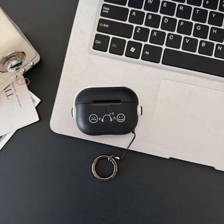 【Airpods4】スタンド付 AirpodsPro2/Pro1ケース 音楽 Airpods3/2カバー リング付 黒色 ギフトにおすすめ [M4522]