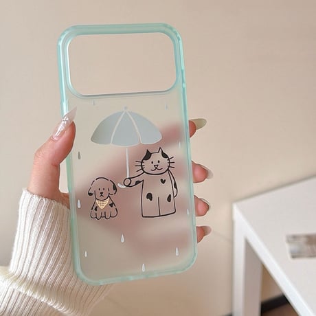 傘を差す猫と犬ちゃん iPhone17Pro/17ケース グリーン iPhone16/15Pro/14ケース  指紋防止 癒し系グッズ 可愛い[M6367]