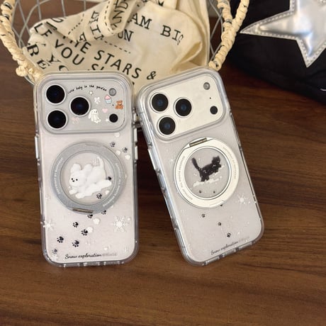 雪で遊ぶ猫と犬 iPhone17Pro/17ケース 360度回転MagSafeリング iPhone17ProMax/16Pro/15ケース 丈夫 スタンド付[M6003]