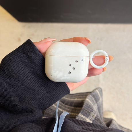 雪で遊ぶ猫と犬 AirpodsPro3ケース お揃い Airpods4/pro2カバー  リング付 可愛い ギフトにおすすめ[M5858]