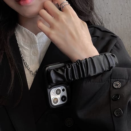 ベルト持ち手付 iphone13/13promaxケース  高品質 iphone12pro/11カバー  可愛い 黒色系 女子力アップ  手さわりいい頑丈M1033