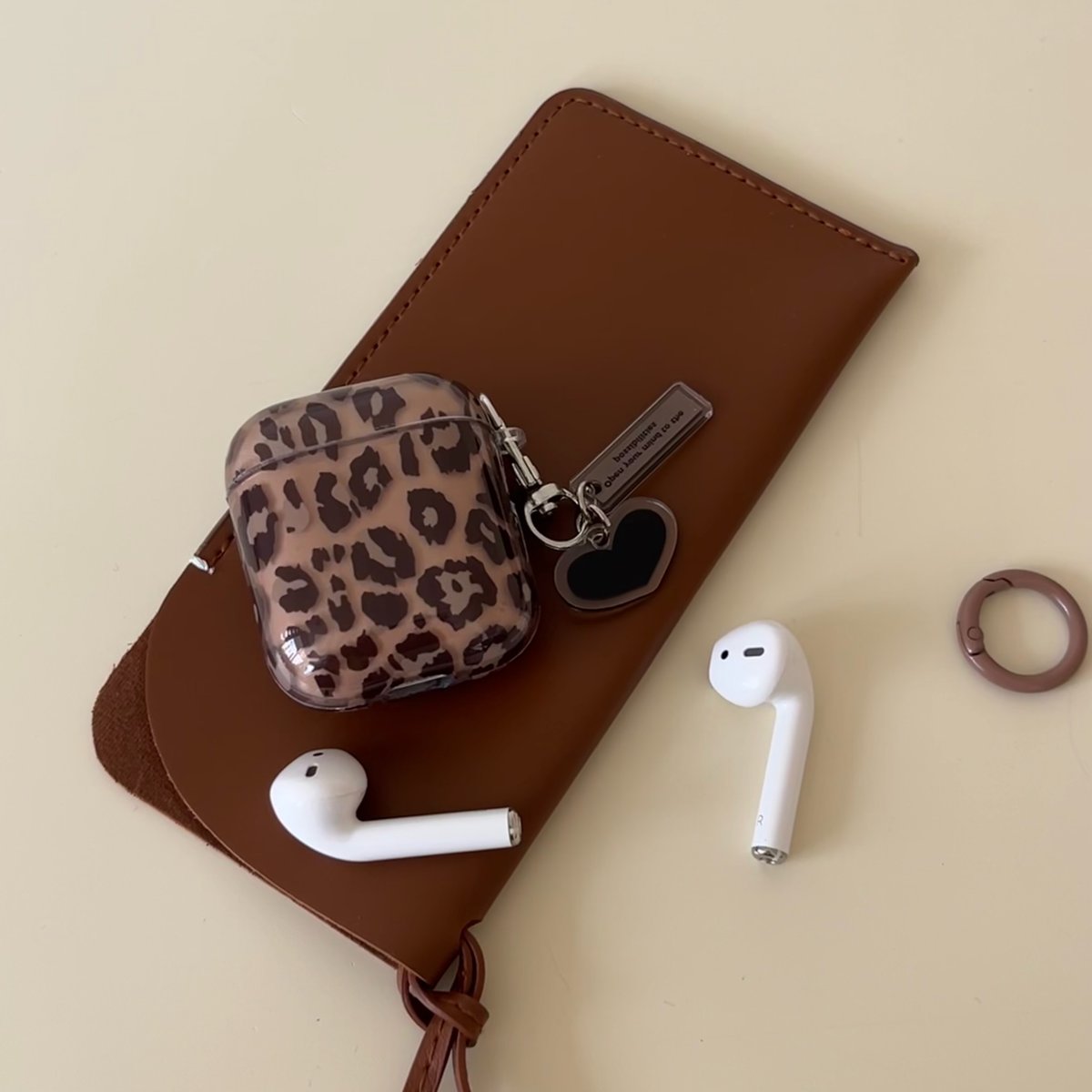 AirPods4 ヒョウ柄ケース付き シックなヒョウ柄AirPods第4世代ケース：動物好きのためのトレンディな