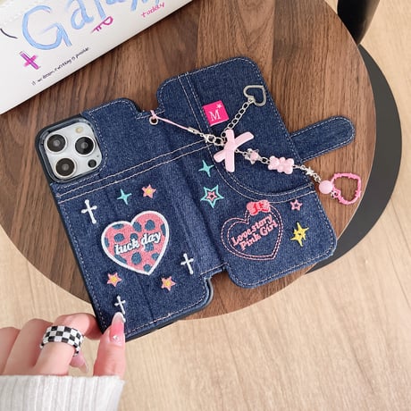 デニム手帳型 iphone14/13proケース 刺繡入り アイフォン12/11カバー シック 女子力アップ ハートアクセサリー付[M3378]