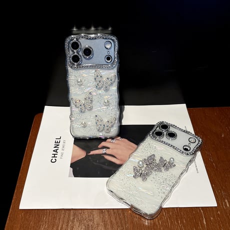 ジュエリーカメラカバー iPhone17Pro/17ProMaxケース 蝶々デコ iPhone17/Airカバー シェル風 キラキラ うねうね [M5735]