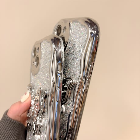 うねうねキラキラ iPhone15Pro/15カバー 蝶スタンド付 アイフォン14プロ/13mini/12promaxケース グリッター入り 便利 [M4245]