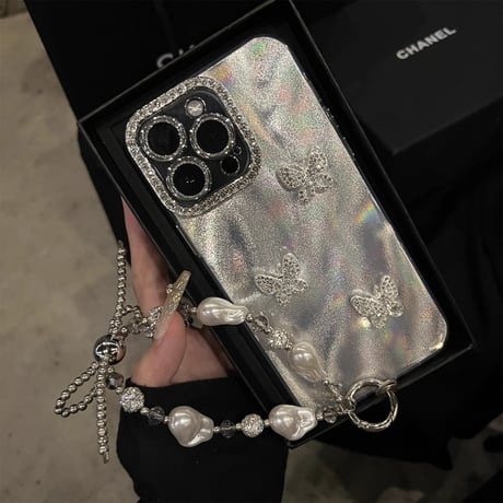 女子力アップ iPhone16Pro/16ケース 蝶々デコ 宝石ストラップ付 iPhone15promax/14/13/12カバー キラキラ ギフトに最適 [M4704]