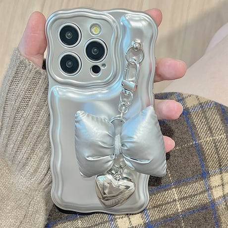 リボンチェーン付 iPhone15/15proケース うねうね シルバーiPhone14pro/13/12カバー 高級感 シック M4172]