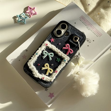 カート収納 iPhone16/16Proケース 刺繡リボン 毛玉ストラップ付 iPhone15Promax/14/13カバー デニム  耐衝撃 女子力高い[M4891]