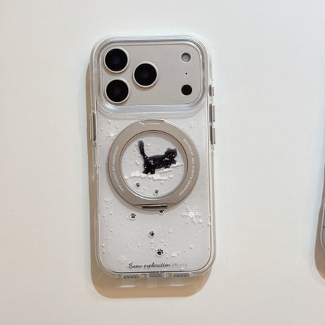 雪で遊ぶ猫と犬 iPhone17Pro/17ケース 360度回転MagSafeリング iPhone17ProMax/16Pro/15ケース 丈夫 スタンド付[M6003]