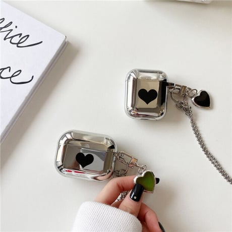 【Airpods 4】ハート柄 Airpodsproケース  airpodsケース  銀色 同系小物とチェーン付き 温度で色が変わるM294