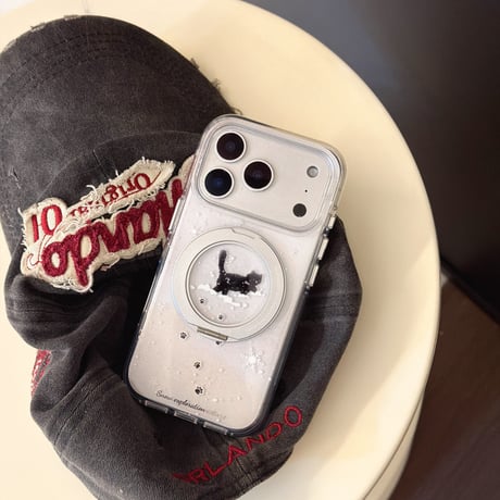 雪で遊ぶ猫と犬 iPhone17Pro/17ケース 360度回転MagSafeリング iPhone17ProMax/16Pro/15ケース 丈夫 スタンド付[M6003]