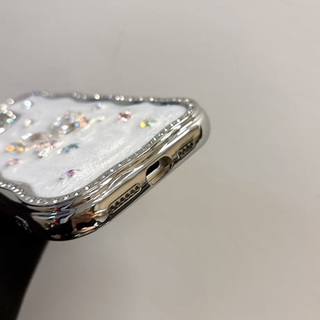 ジュエリー iphone16/16proケース  うねうね枠 ダイヤ蝶 iphone15pro/14/13proケース 高級感 女子力高い [M5031]