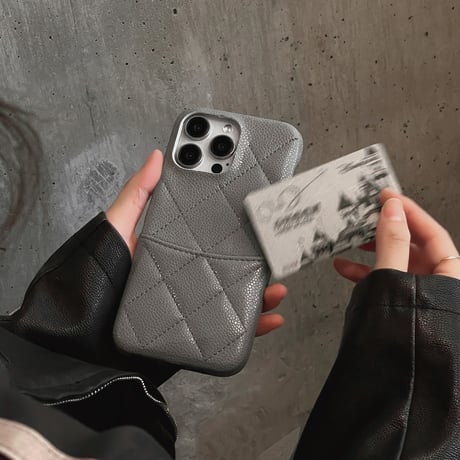 レザーICカード収納 iPhone15/15Proケース キルティング iPhone14Pro/13Proカバー 茶色系 高級感 エレガント ギフトに最適[M3718]