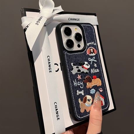 刺繡犬ちゃん iPhone16/16Proケース デニム素材 iPhone15Pro/14/13pro/12ケース 大人可愛い 耐久性[M4722]