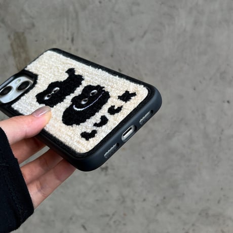 ファー 黒猫ちゃん アイフォン16Pro/15ケース  刺繡入り iphone14/13pro/12/11カバー シック  秋冬トレンド人気 [M3795]