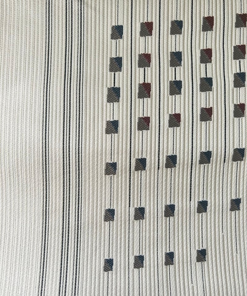 幾何学模様入りアイボリー地の名古屋帯 – シンプルモダンなデザイン